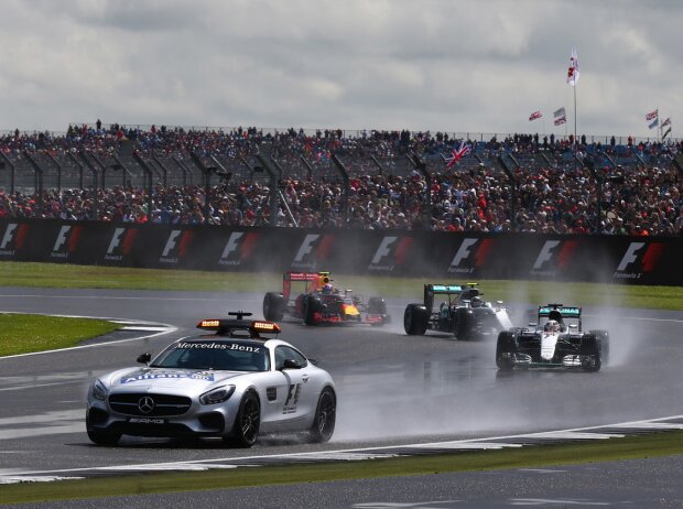 Titel-Bild zur News: Lewis Hamilton hinter dem Safety-Car
