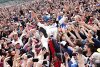 Bild zum Inhalt: Crowdsurfing mit den Fans: Lewis Hamilton auf Wolke sieben