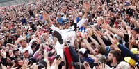 Bild zum Inhalt: Crowdsurfing mit den Fans: Lewis Hamilton auf Wolke sieben