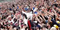 Bild zum Inhalt: Crowdsurfing mit den Fans: Lewis Hamilton auf Wolke sieben