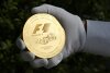 Bild zum Inhalt: F1 Backstage: Ecclestone legt 35.000-Euro-Goldmünze auf