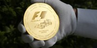 Bild zum Inhalt: F1 Backstage: Ecclestone legt 35.000-Euro-Goldmünze auf