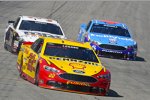 Joey Logano (Penske), Landon Cassill (Front Row) und Aric Almirola (Petty) 