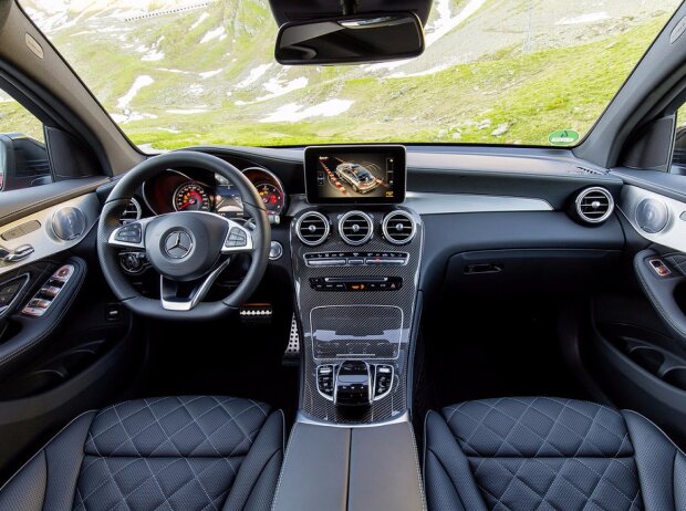 Cockpit des Mercedes-Benz GLC 350d 4Matic Coupé