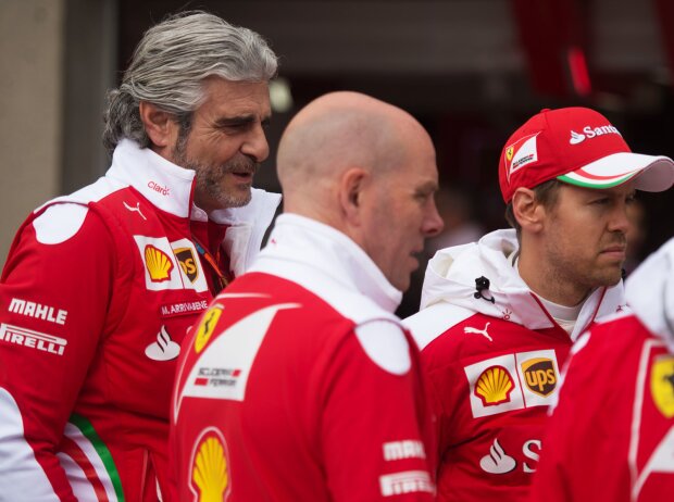 Titel-Bild zur News: Maurizio Arrivabene, Jock Clear, Sebastian Vettel