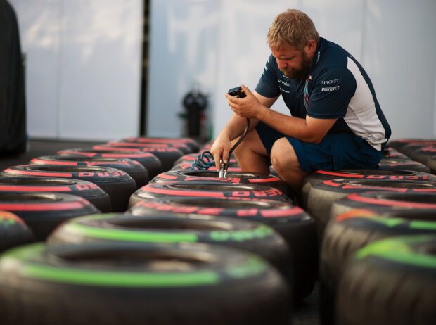 Titel-Bild zur News: Williams-Mechaniker prüft Pirelli-Reifen