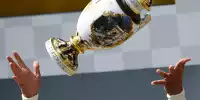 Lewis Hamilton mit Pokal aus Herend-Porzellan in Ungarn