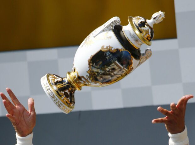 Titel-Bild zur News: Lewis Hamilton mit Pokal aus Herend-Porzellan in Ungarn