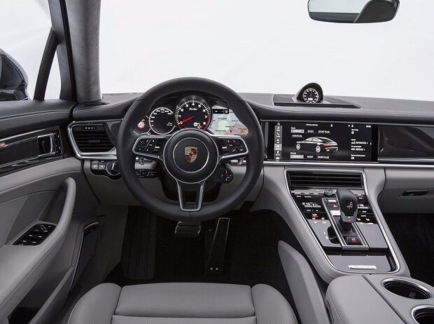 Cockpit des Porsche Panamera 2016