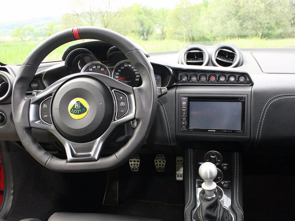 Cockpit des Lotus Evora 400