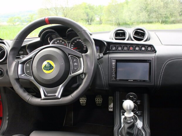 Cockpit des Lotus Evora 400 