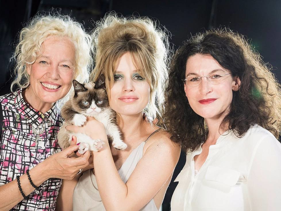 Frauen-Power: Fotografin Ellen von Unwerth, "Grumpy Cat", Supermodel Georgia May Jagger und Opel-Marketingchefin Tina Müller am Set