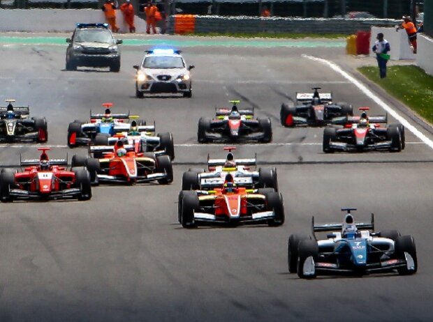 Titel-Bild zur News: Formel V8 3.5, Start