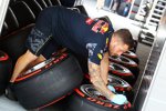 Red-Bull-Reifenmechaniker