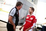 Otmar Szafnauer und Sebastian Vettel (Ferrari) 