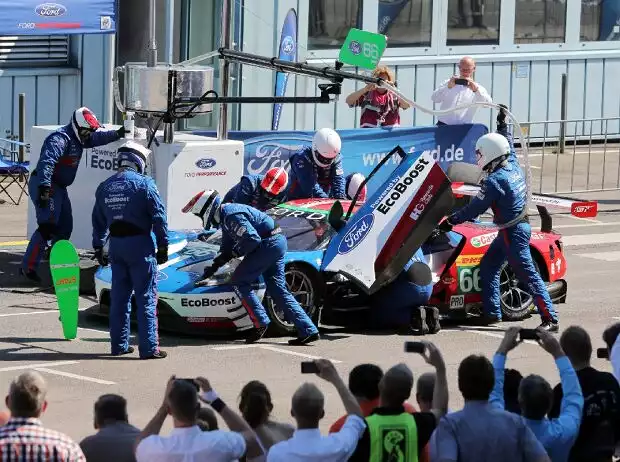 Titel-Bild zur News: Boxenstopp-Demonstration mit dem Ford GT LM 2016 in den Kölner Ford Werken