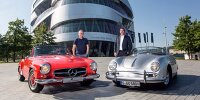 Christian Boucke, Leiter Mercedes-Benz Classic (li.) mit Mercedes-Benz 190 SL und Achim Stejskal, Leiter Porsche Museum (re.) mit Porsche 356 vor dem Mercedes-Benz Museum