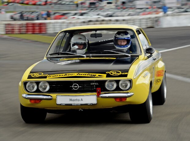 Titel-Bild zur News: Opel lässt beim AvD-Oldtimer-Grand-Prix die Tourenwagen von Manta A (Foto mit Walter Röhrl am Steuer) bis Astra TCR los
