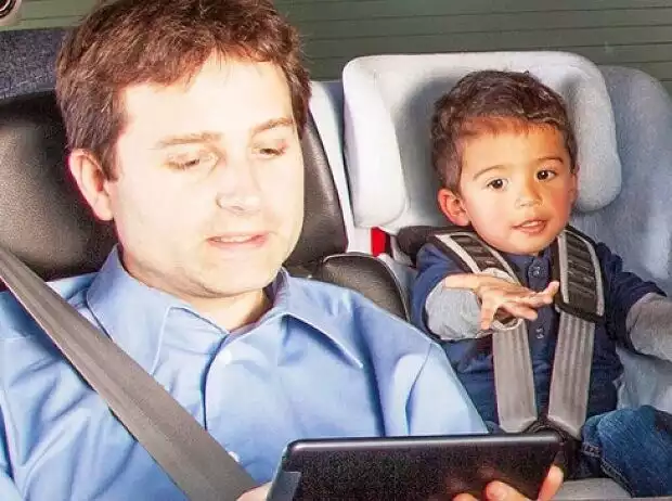 Assistenzsysteme sollen künftig erkennen, womit sich die Insassen im Auto beschäftigen. Hilfreich wäre dies beim automatisierten Fahren Titel-Bild zur News: Assistenzsysteme sollen künftig erkennen, womit sich die Insassen im Auto beschäftigen. Hilfreich wäre dies beim automatisierten Fahren