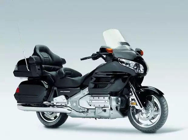 Honda Gold Wing, seit 2006 mit Airbag erhältlich Titel-Bild zur News: Honda Gold Wing, seit 2006 mit Airbag erhältlich