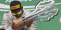 Bild zum Inhalt: Formel-1-Live-Ticker: Mercedes-Piloten geben sich verschmust