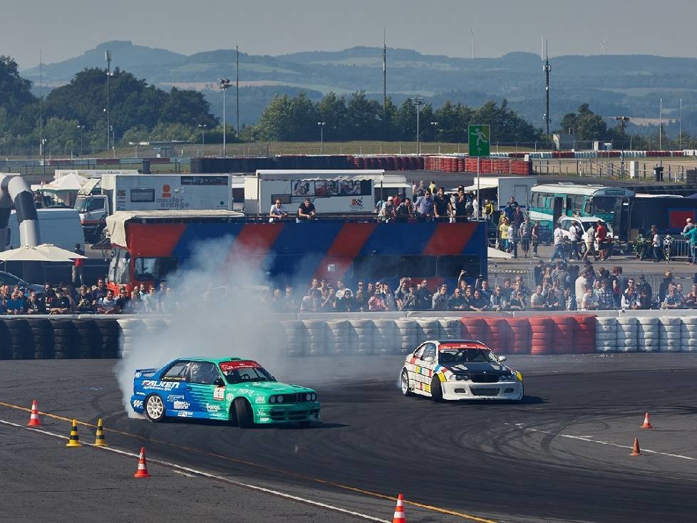 Driften und reichlich verbrannter Gummi sind Programm beim SPORT1 Trackday auf dem Nürburgring.