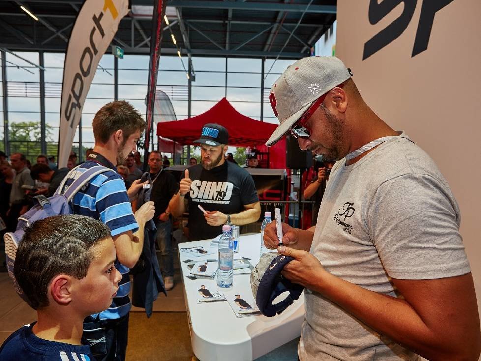 Heiß begehrte Autogramme: die "PS-Profis" Jean Pierre Kraemer und Sidney Hoffmann (r-l) beim SPORT1 Trackday auf dem Nürburgring.