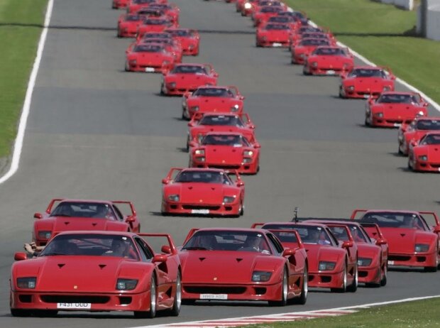 Titel-Bild zur News: Ferrari F 40-Parade