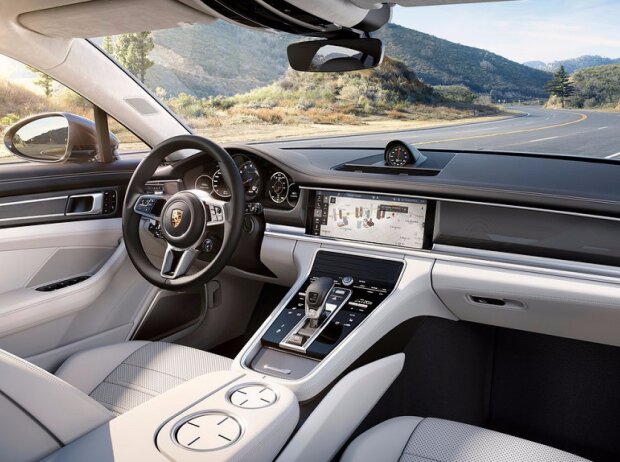 Cockpit des Porsche Panamera Turbo