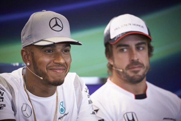 Lewis Hamilton Fernando Alonso Mercedes Mercedes AMG Petronas Formula One Team F1McLaren McLaren Honda F1 ~Lewis Hamilton (Mercedes) und Fernando Alonso (McLaren) ~ Lewis Hamilton Fernando Alonso Mercedes Mercedes AMG Petronas Formula One Team F1McLaren McLaren Honda F1 ~Lewis Hamilton (Mercedes) und Fernando Alonso (McLaren) ~
