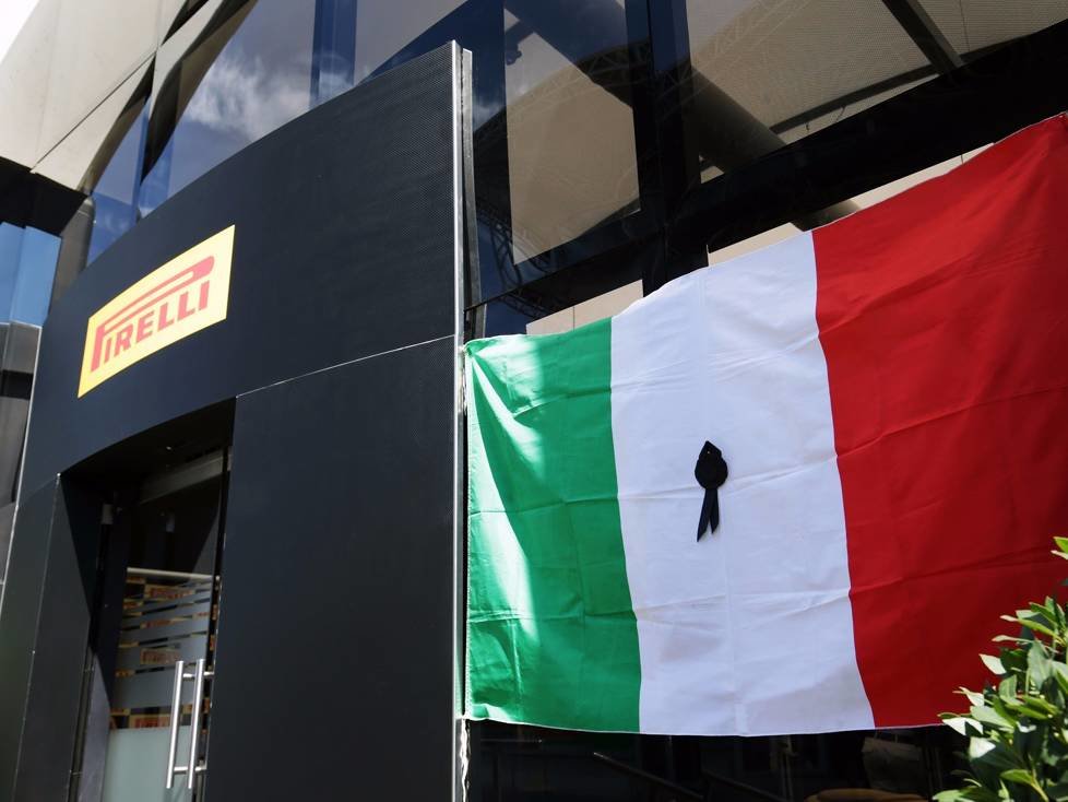 Italien-Flagge und Trauerflor bei Pirelli