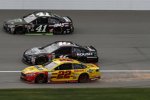 Joey Logano (Penske) und Greg Biffle (Roush) 