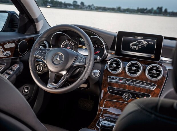 Cockpit des Mercedes-Benz C 350e 2016