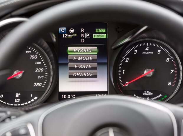 Cockpit des Mercedes-Benz C 350e 2016