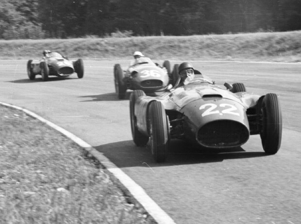 Juan Manuel Fangio, Stirling Moss, Peter Collins Juan Manuel Fangio, Stirling Moss, Peter Collins