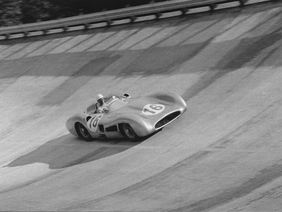Stirling Moss im Stromlinien-Mercedes in Monza 1955