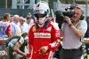 Bild zum Inhalt: Sebastian Vettel lacht und weint: Vorteil in der letzten Kurve?