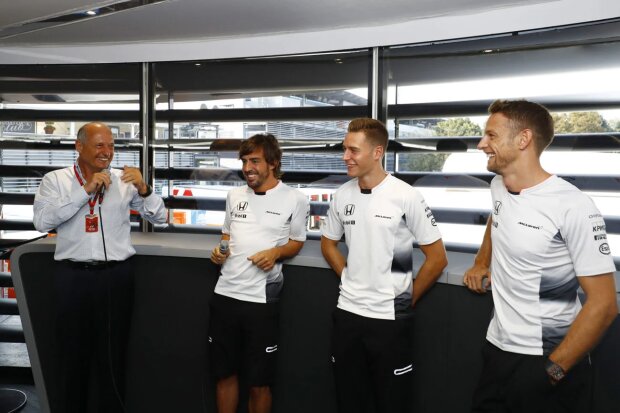 Ron Dennis Stoffel Vandoorne Fernando Alonso Jenson Button McLaren McLaren Honda F1 ~Ron Dennis, Stoffel Vandoorne, Fernando Alonso (McLaren) und Jenson Button (McLaren) ~ Ron Dennis Stoffel Vandoorne Fernando Alonso Jenson Button McLaren McLaren Honda F1 ~Ron Dennis, Stoffel Vandoorne, Fernando Alonso (McLaren) und Jenson Button (McLaren) ~