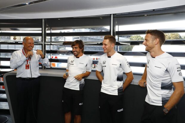 Ron Dennis Stoffel Vandoorne Fernando Alonso Jenson Button McLaren McLaren Honda F1 ~Ron Dennis, Stoffel Vandoorne, Fernando Alonso (McLaren) und Jenson Button (McLaren) ~ 