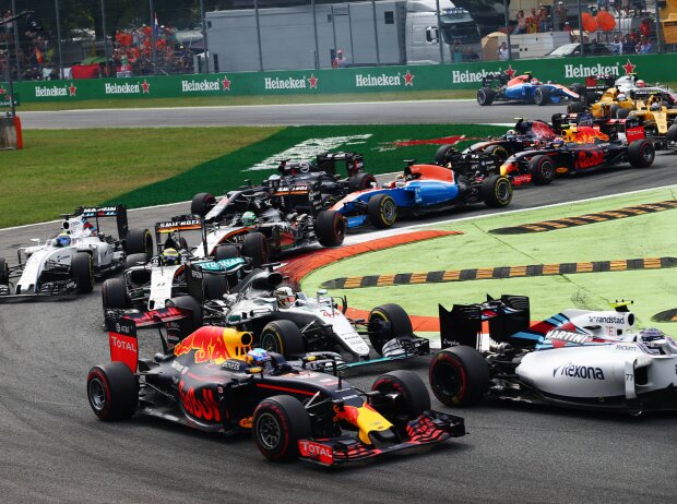 Titel-Bild zur News: Daniel Ricciardo, Lewis Hamilton