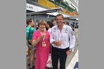 Simon Cole (Leitender Streckeningenieur bei Mercedes) mit seiner Mutter, die zum ersten Mal Formel-1-Luft schnuppert