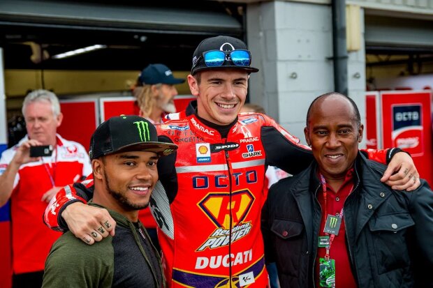  ~Scott Redding mit dem Bruder und dem Vater von Lewis Hamilton~    