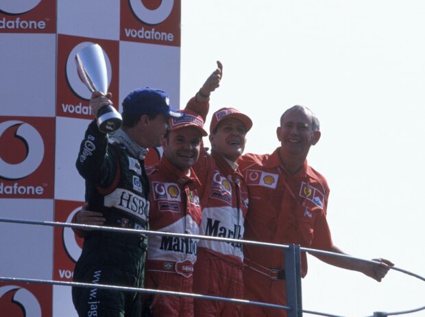 Eddie Irvine, Michael Schumacher, Rubens Barrichello und Rory Byrne in Monza 2002