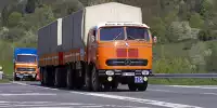 Mercedes-Benz LP 333 (1960), dahinter ein LP 1624 mit kubischer Kabine aus den 1960er-Jahren