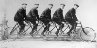 Die Opel-Brüder Karl, Wilhelm, Heinrich, Fritz and Ludwig (v.l.n.r.) posieren 1895 mit dem "Quintuplet"