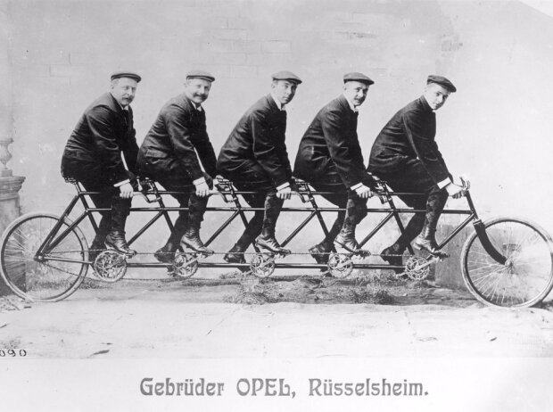Titel-Bild zur News: Die Opel-Brüder Karl, Wilhelm, Heinrich, Fritz and Ludwig (v.l.n.r.) posieren 1895 mit dem "Quintuplet"