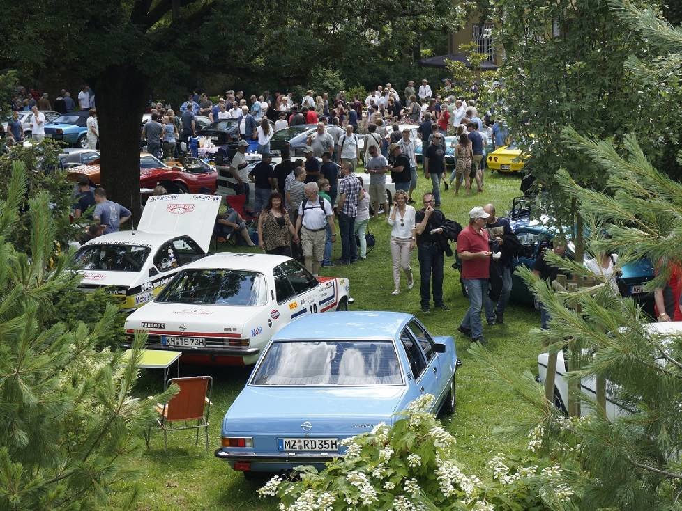 Klassikertreffen an den Opelvillen in Rüsselsheim