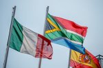 Die Flaggen von Südafrika, Italien, Spanien
