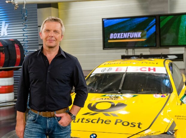 Titel-Bild zur News: SPORT1-Moderator Andreas Spellig führt durch die SPORT1-Sendung "Boxenfunk ? Der Motorsport-Talk"
