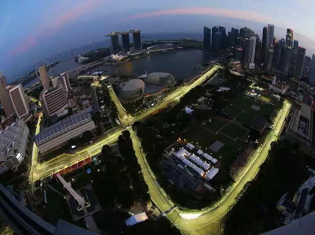 Skyline von Singapur mit Formel-1-Strecke Titel-Bild zur News: Skyline von Singapur mit Formel-1-Strecke